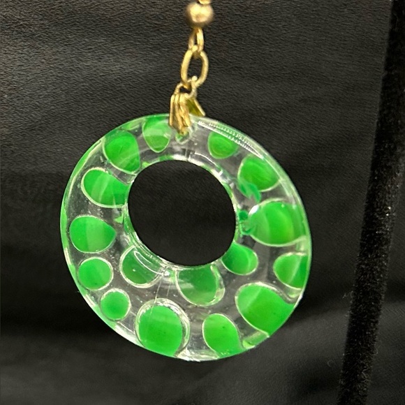 Vintage acrylic dangling green polka dot earrings - Picture 3 of 6